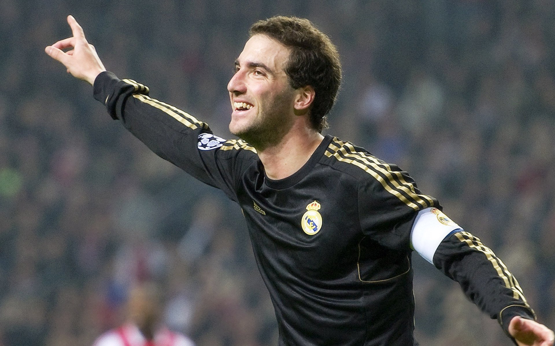 2017年西部半决赛：在“火箭之夜”中，库里连续投中数个超远三分，帮助勇士大比分领先